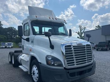  Salvage Freightliner Cascadia 1