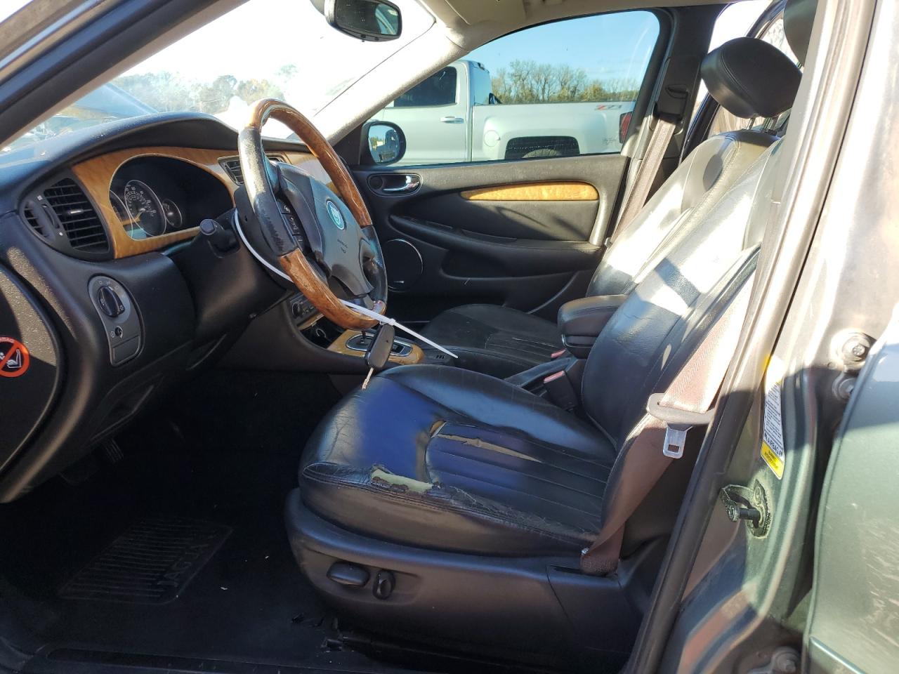 Jaguar X-Type 3.0 Image 4