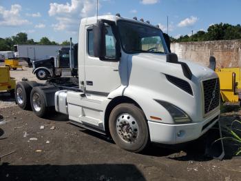  Salvage Volvo Vnr