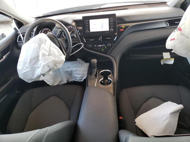 Toyota Camry Le Image 4