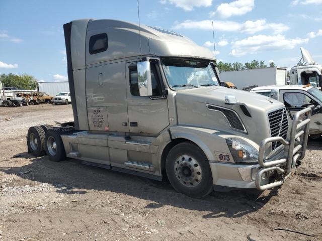  Salvage Volvo Vnl
