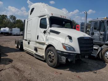  Salvage Freightliner Cascadia 1