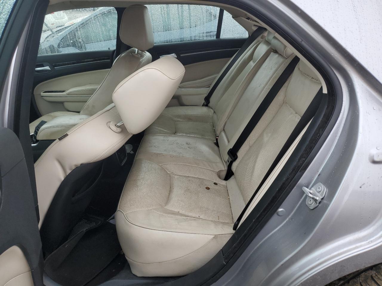 Chrysler 300 Limited Image 11