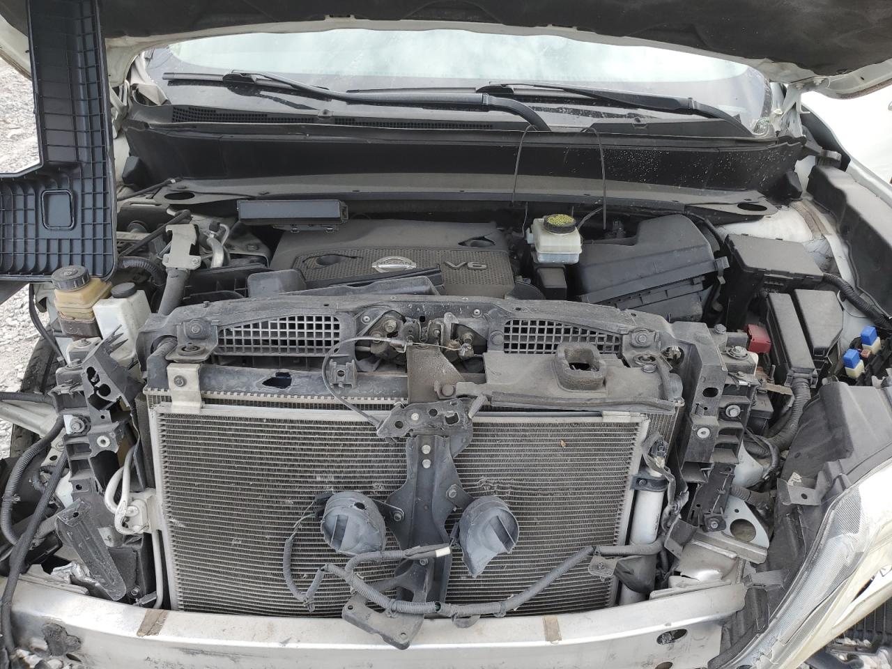 Nissan Pathfinder S Image 4