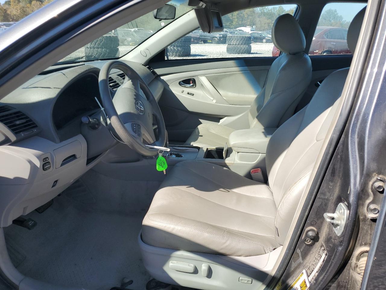 Toyota Camry Base Image 2