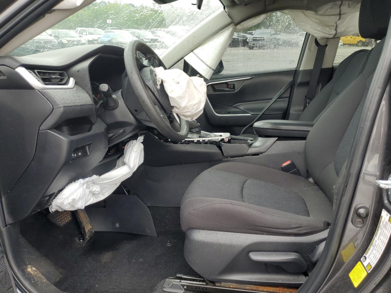 Toyota RAV4 Le Image 12