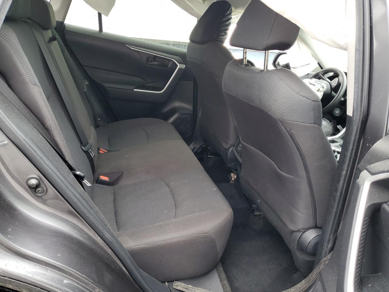 Toyota RAV4 Le Image 9