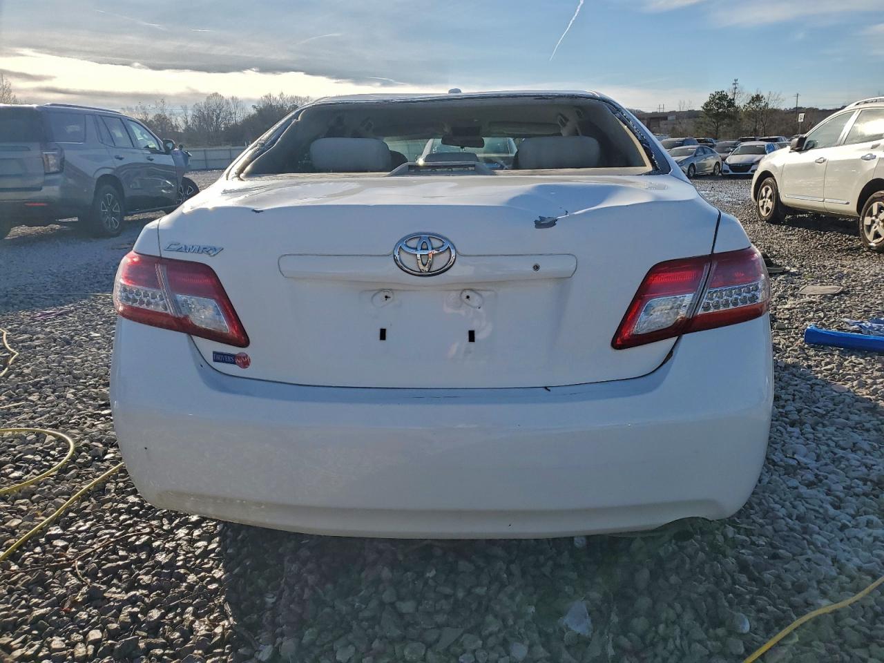 Toyota Camry Base Image 5