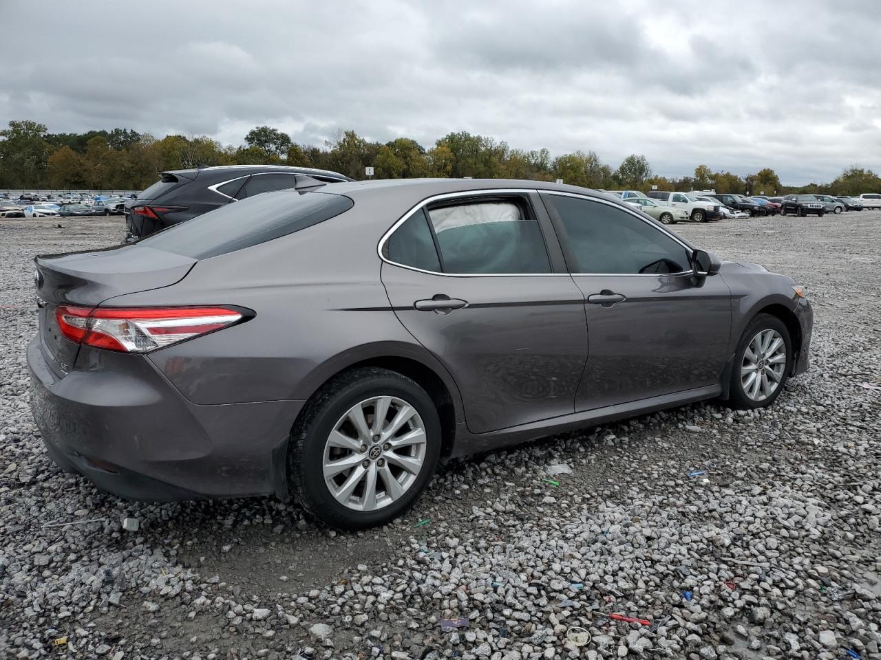 Toyota Camry Le Image 3
