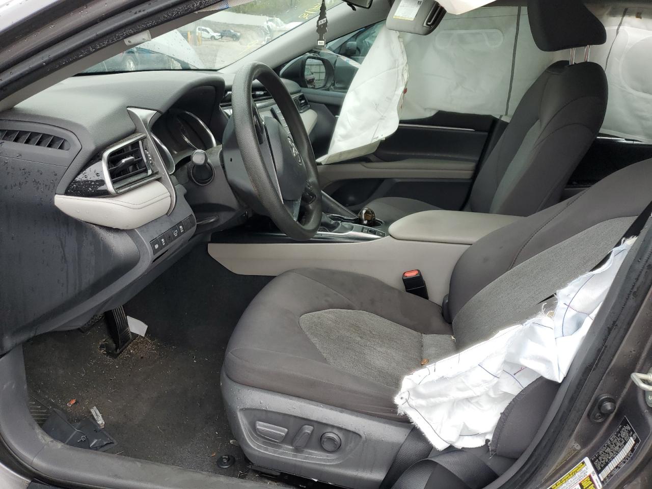 Toyota Camry Le Image 4