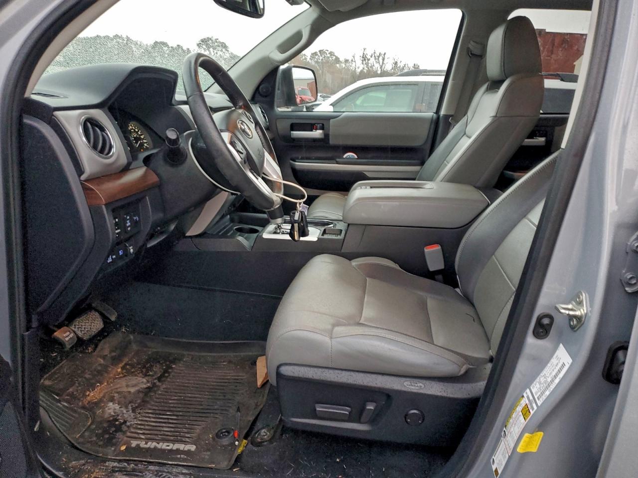 Toyota Tundra Crewmax Limited Image 11