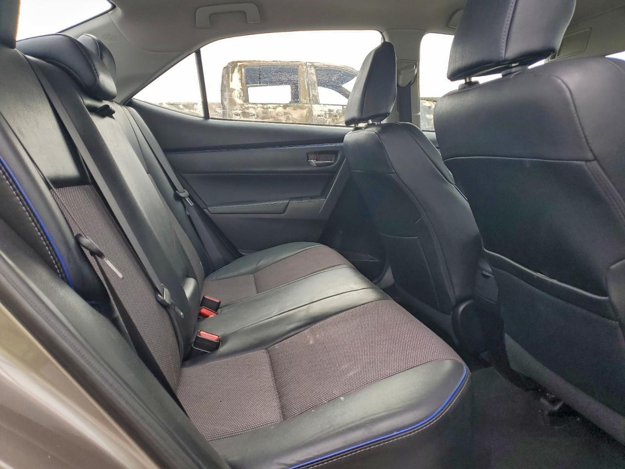 Toyota Corolla L Image 10