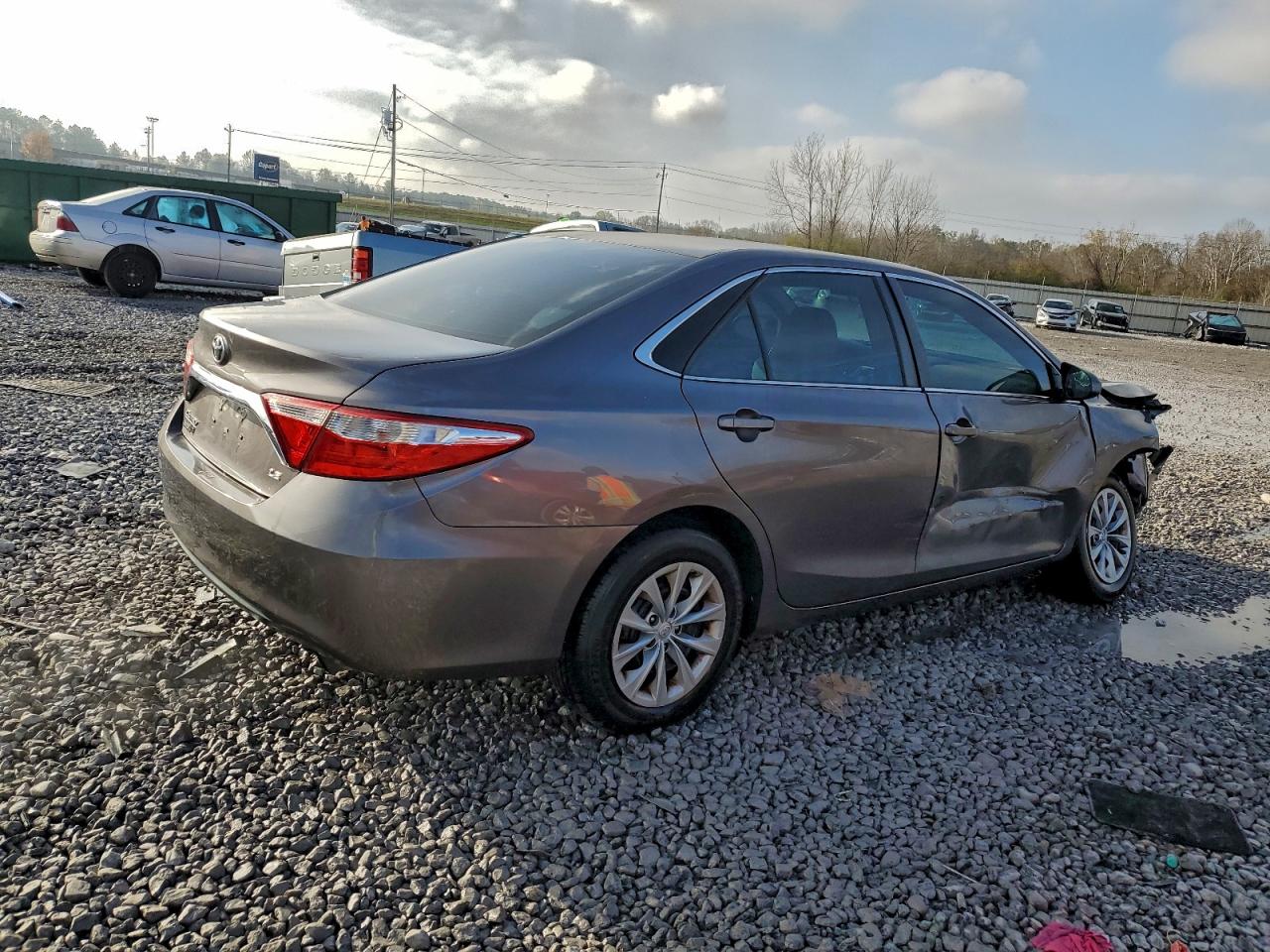 Toyota Camry Le Image 11