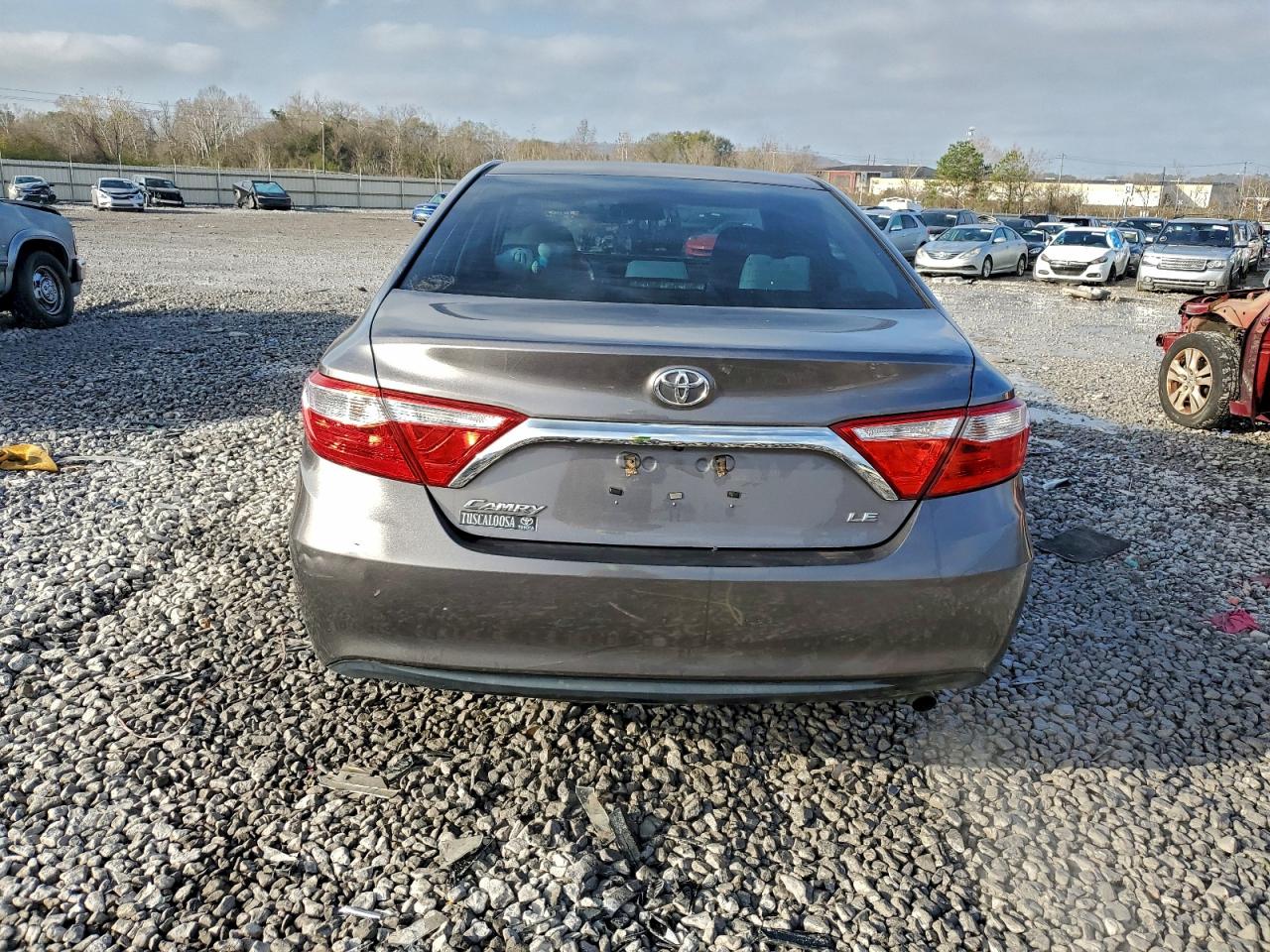 Toyota Camry Le Image 5