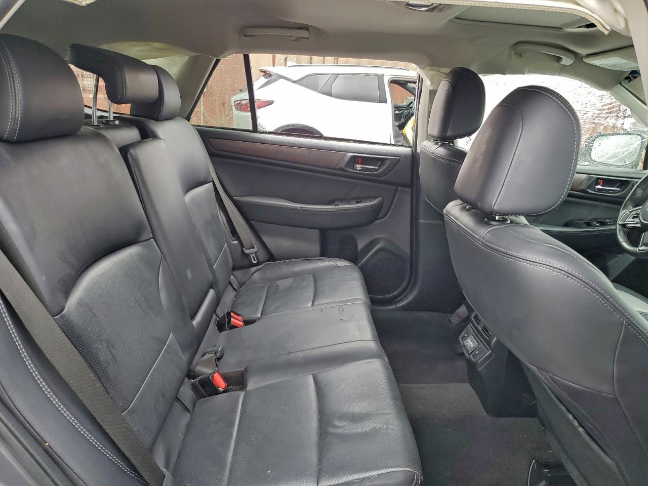 Subaru Outback 2.5i Limited Image 8