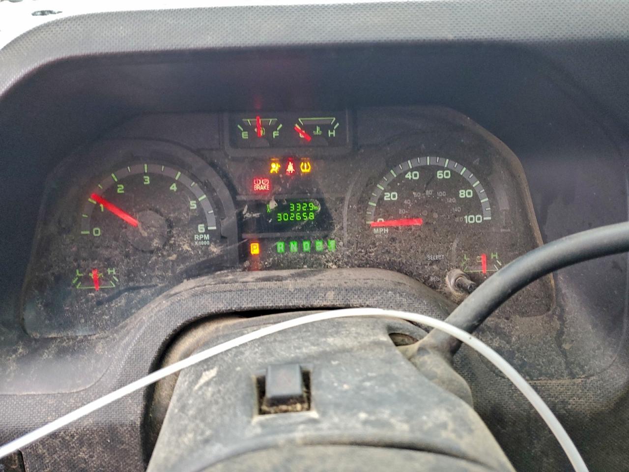 Ford Econoline E250 Van Image 4