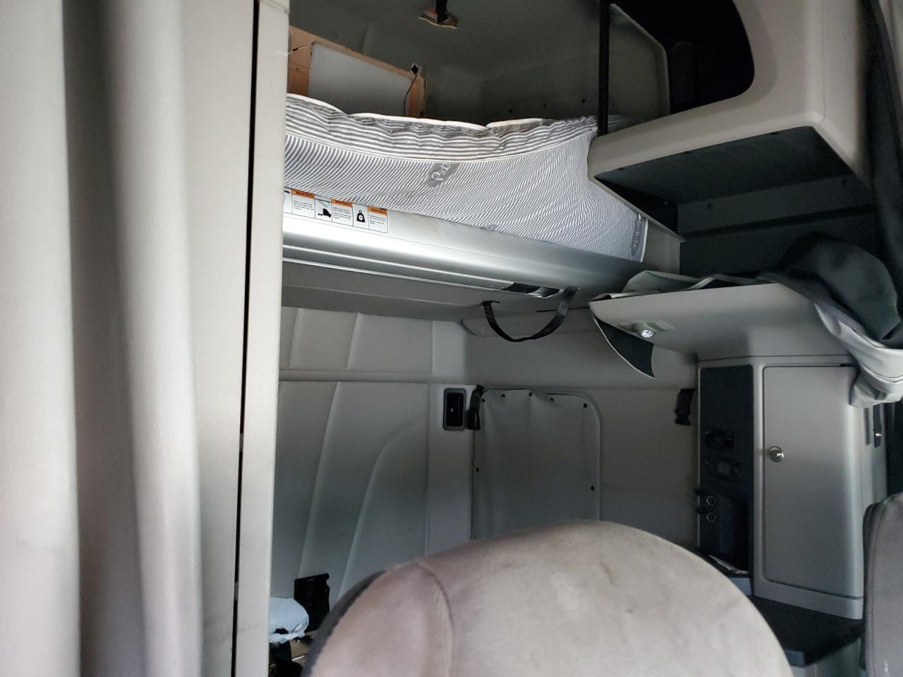 Peterbilt 579 Image 3