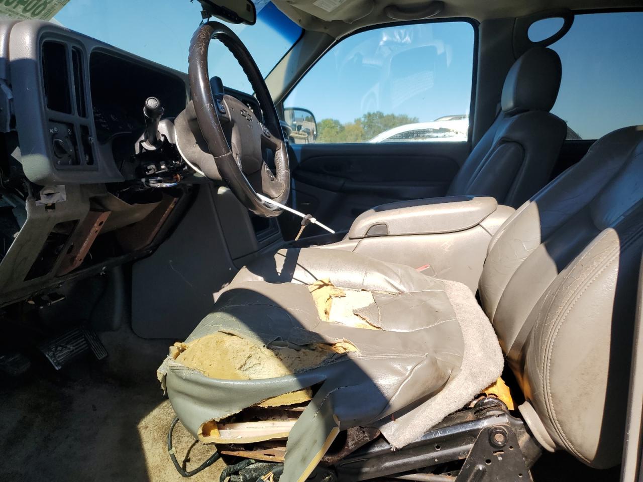 Chevrolet Suburban C1500 Image 4