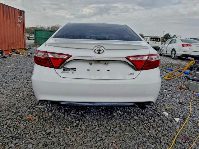 Toyota Camry Le Image 8