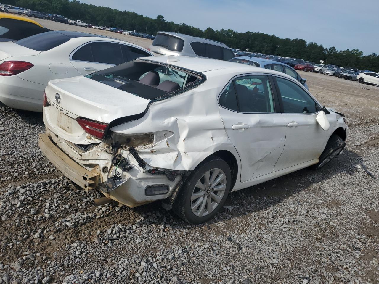 Toyota Camry Le Image 2