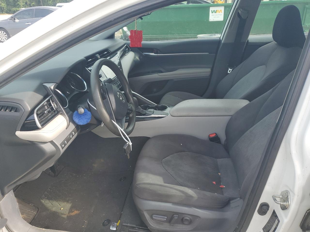 Toyota Camry Le Image 9