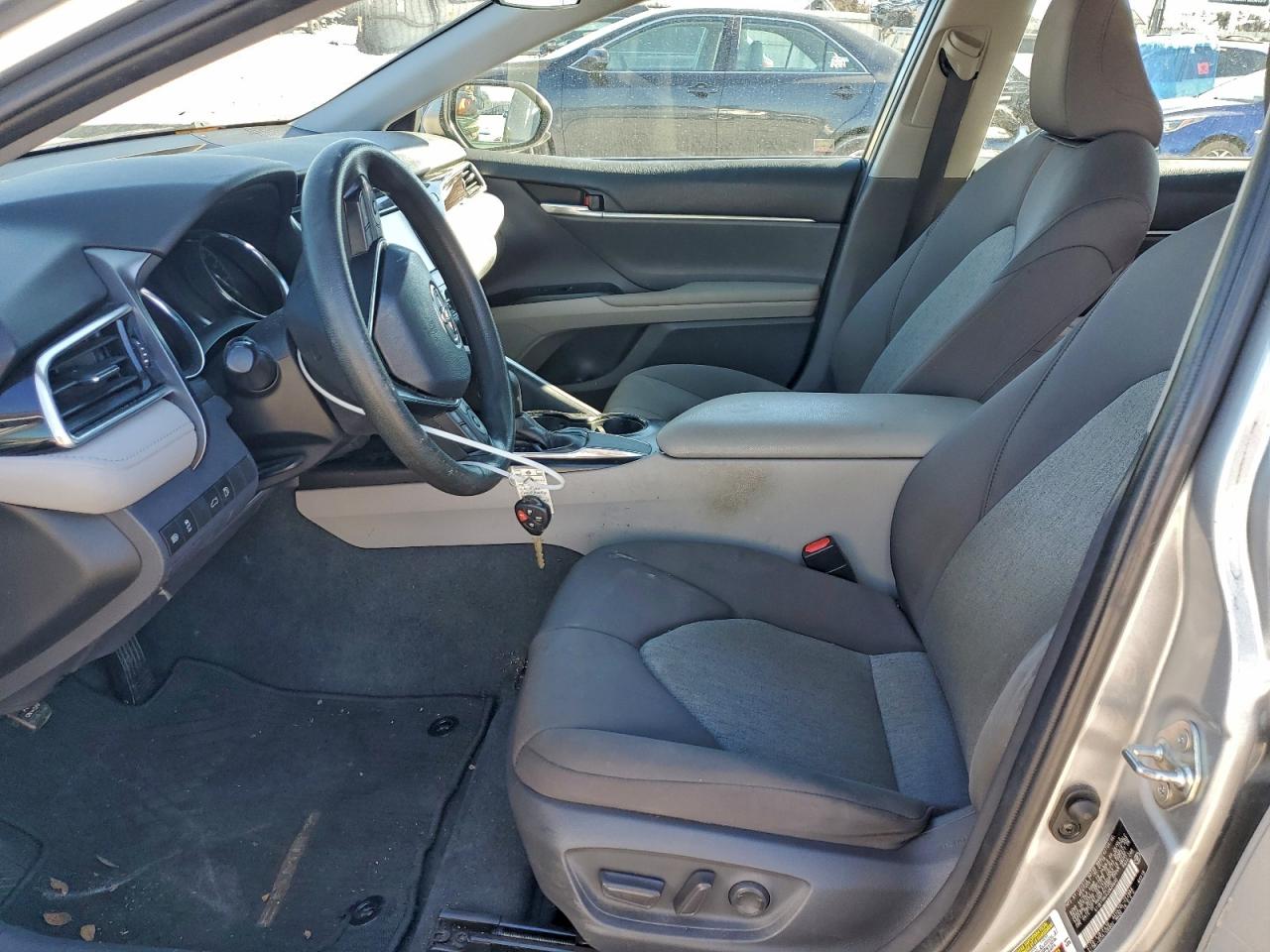 Toyota Camry L Image 11