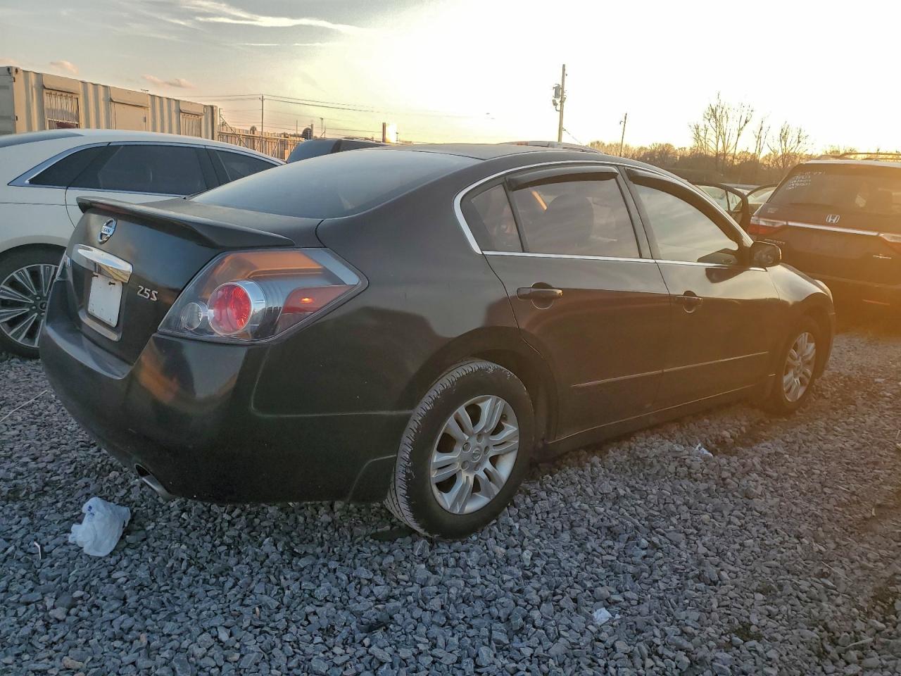 Nissan Altima Base Image 5