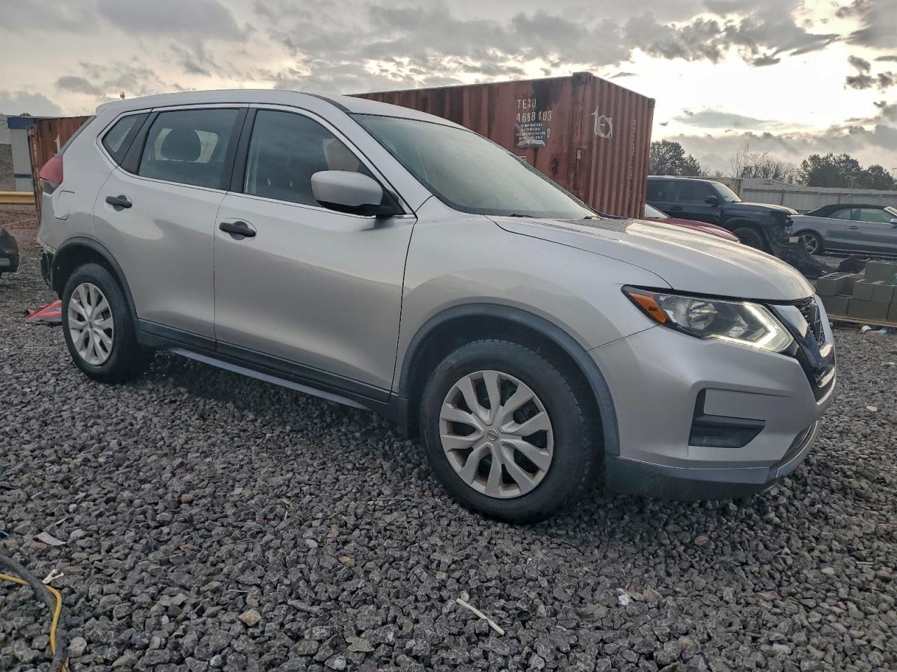 Nissan Rogue S Image 2