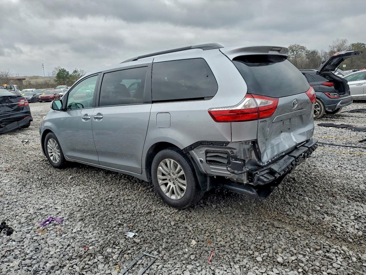Toyota Sienna Xle Image 3