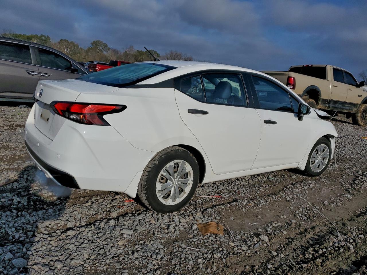 Nissan Versa S Image 2