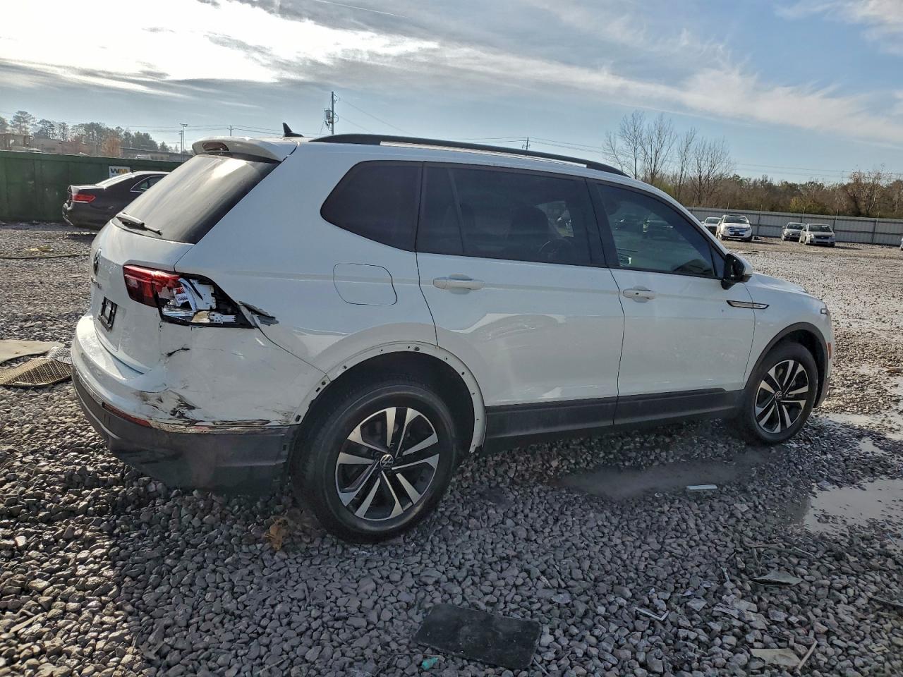 Volkswagen Tiguan S Image 2