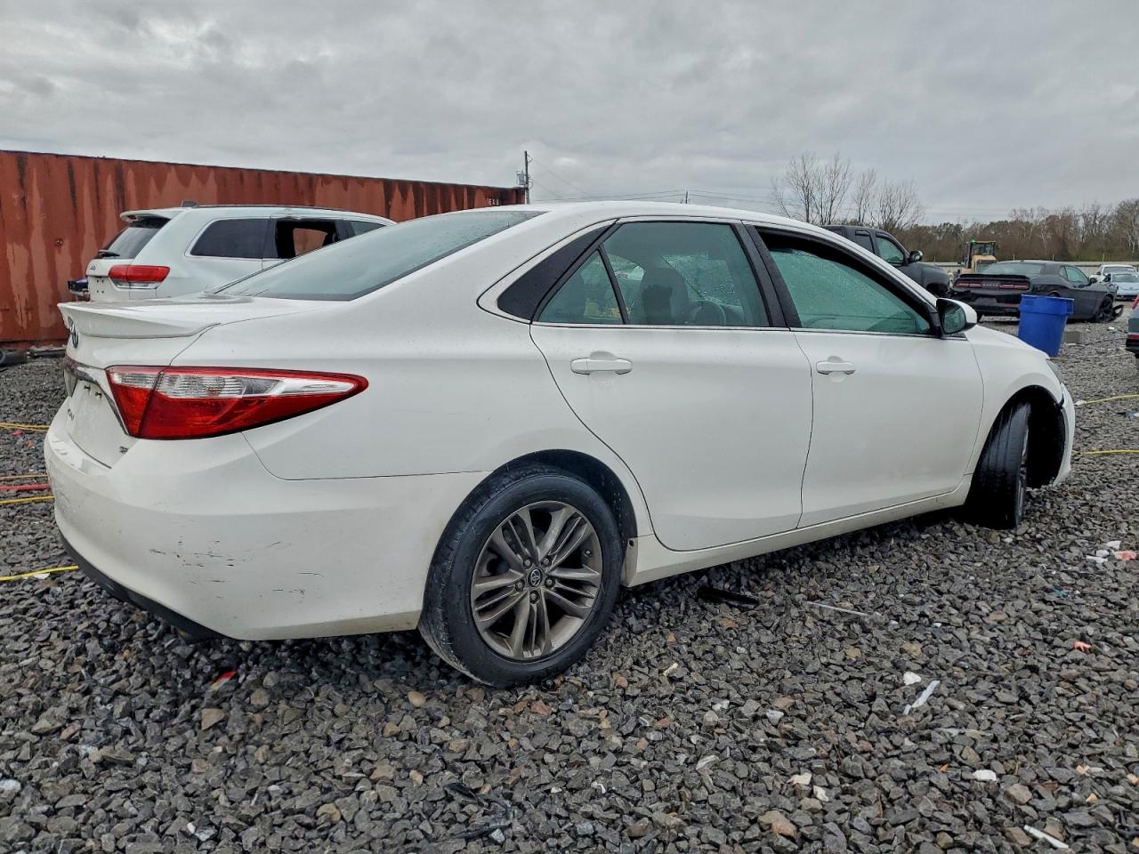 Toyota Camry Le Image 6