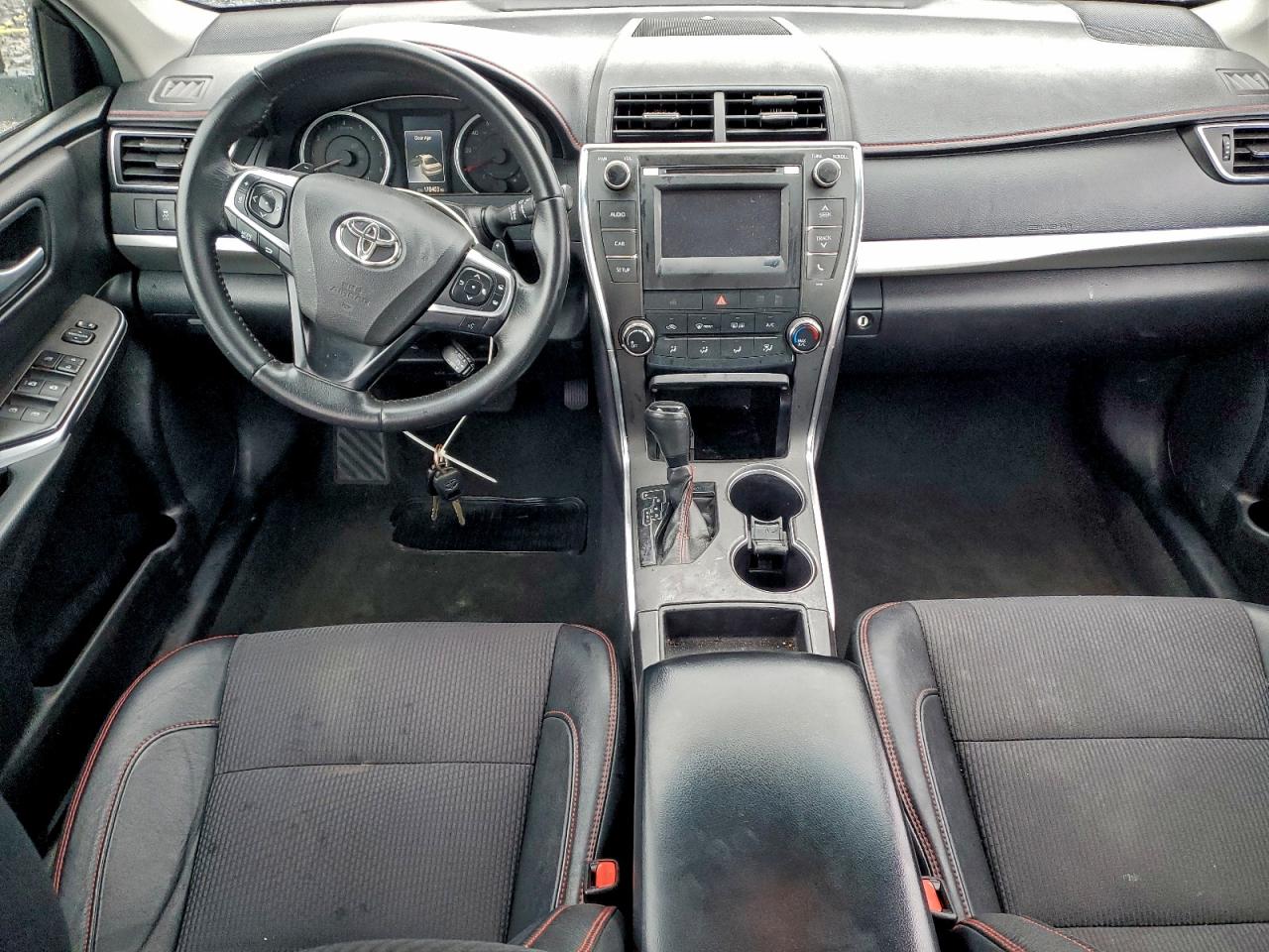 Toyota Camry Le Image 11