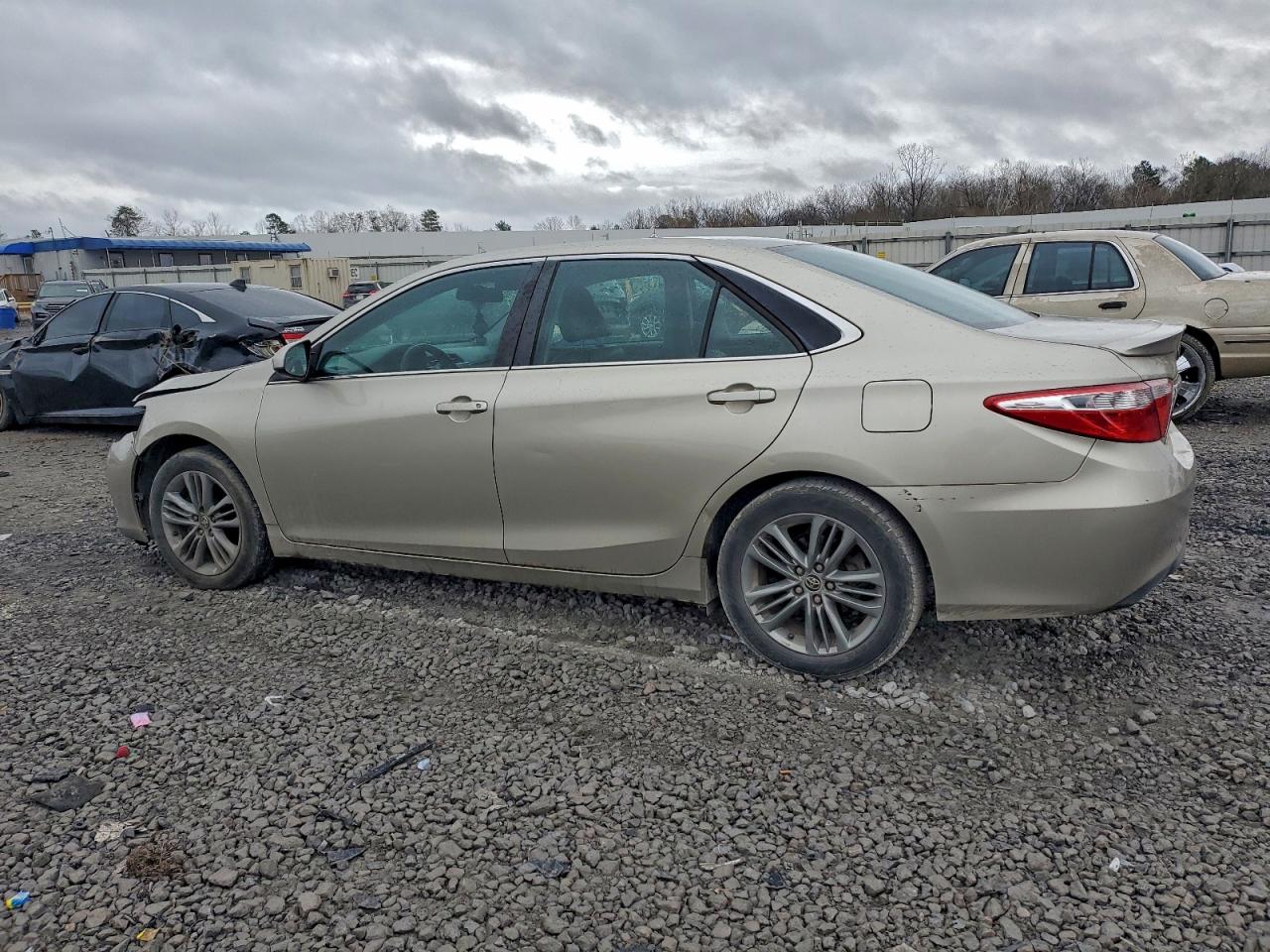 Toyota Camry Le Image 2