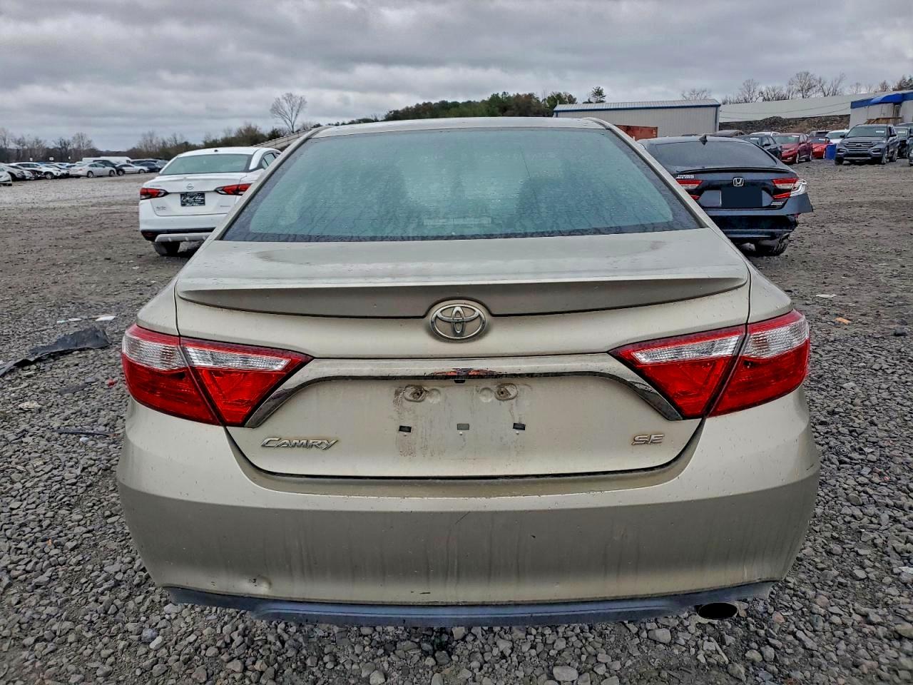 Toyota Camry Le Image 5