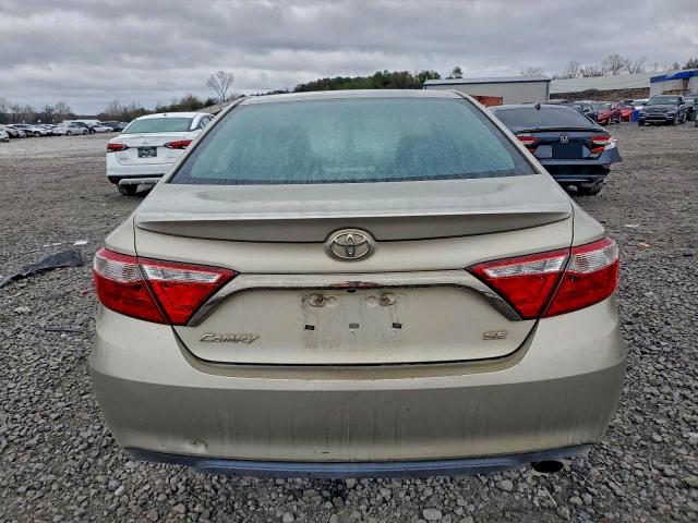 Toyota Camry Le Image 5