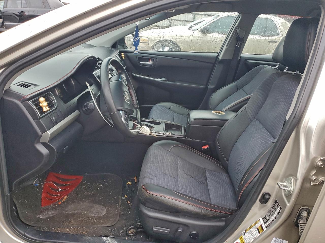 Toyota Camry Le Image 6