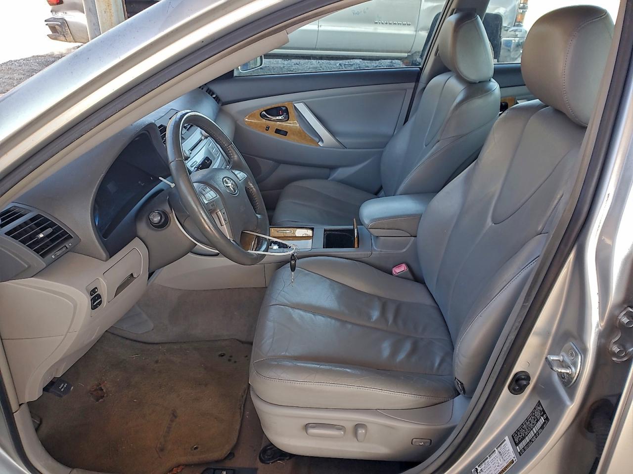 Toyota Camry Le Image 4