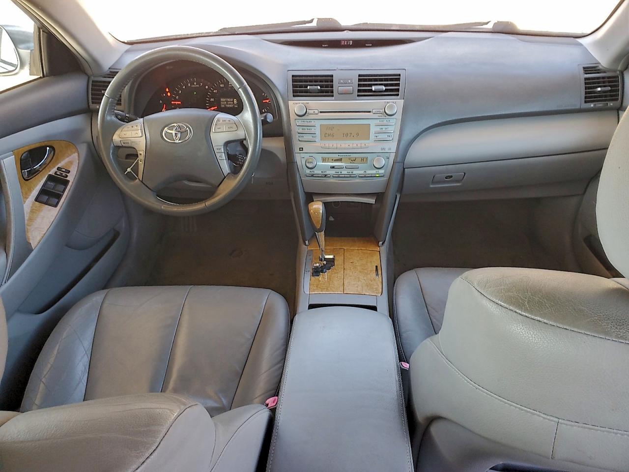 Toyota Camry Le Image 9