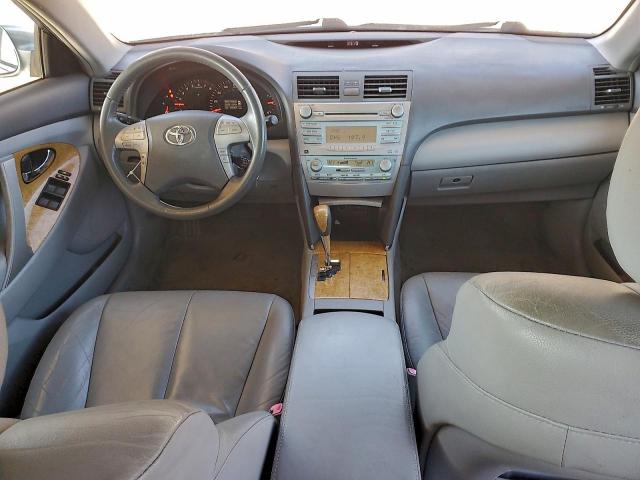 Toyota Camry Le Image 9