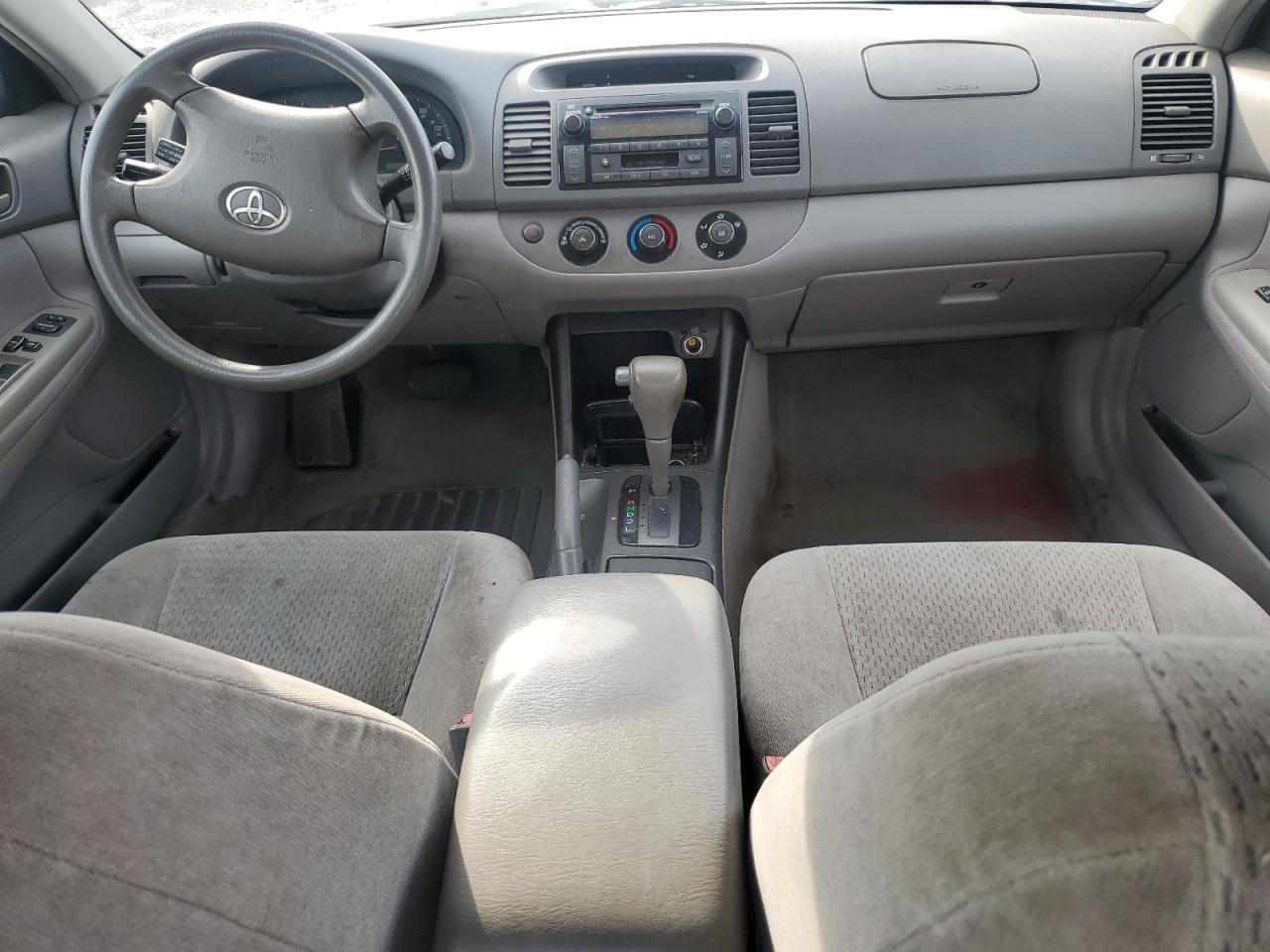 Toyota Camry Le Image 8