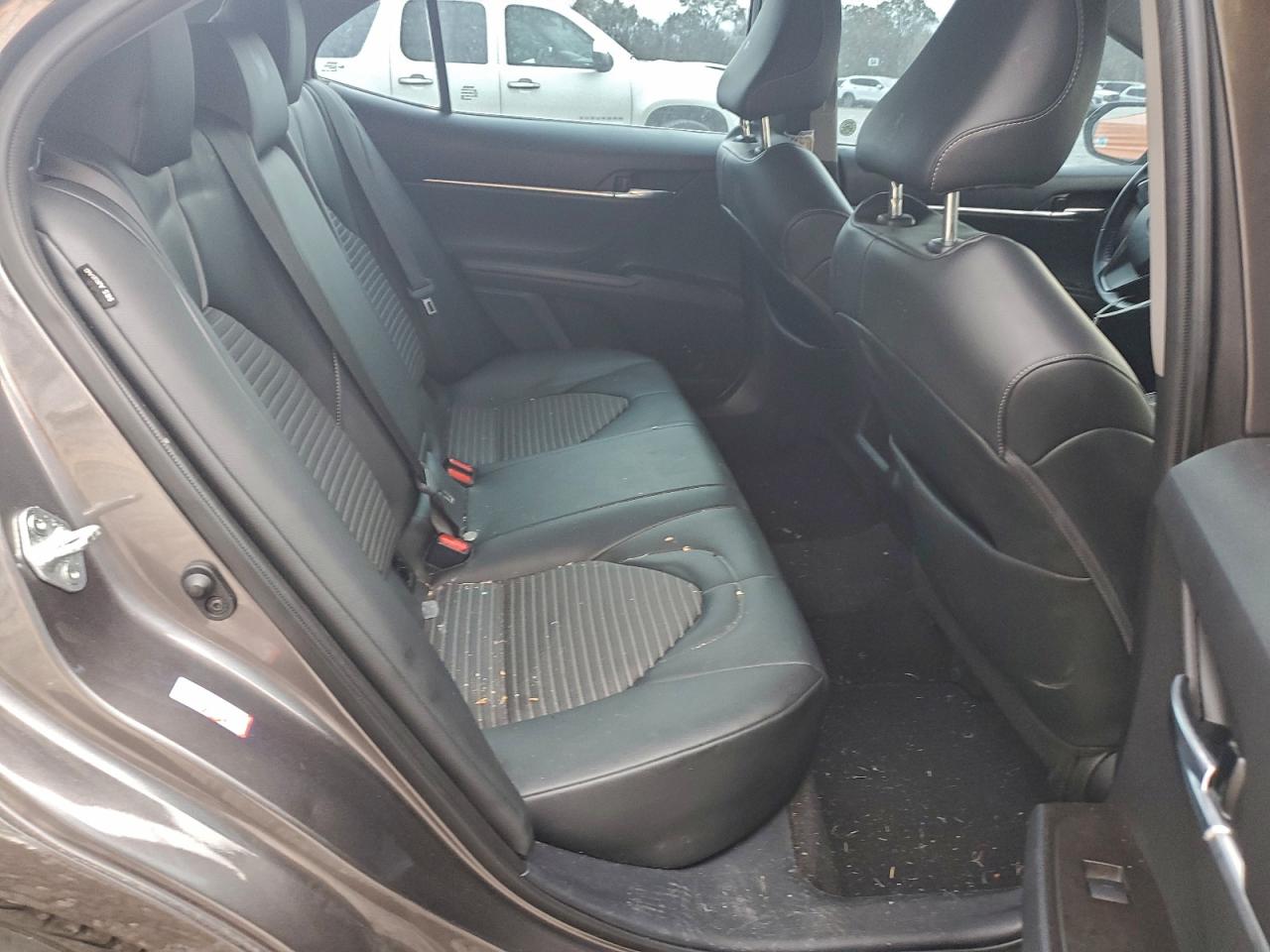 Toyota Camry Se Image 9