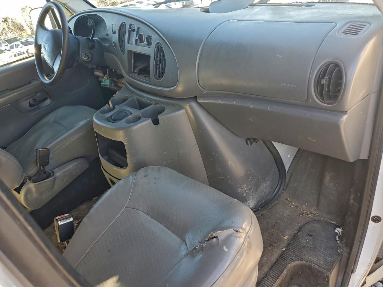 Ford Econoline E150 Van Image 6