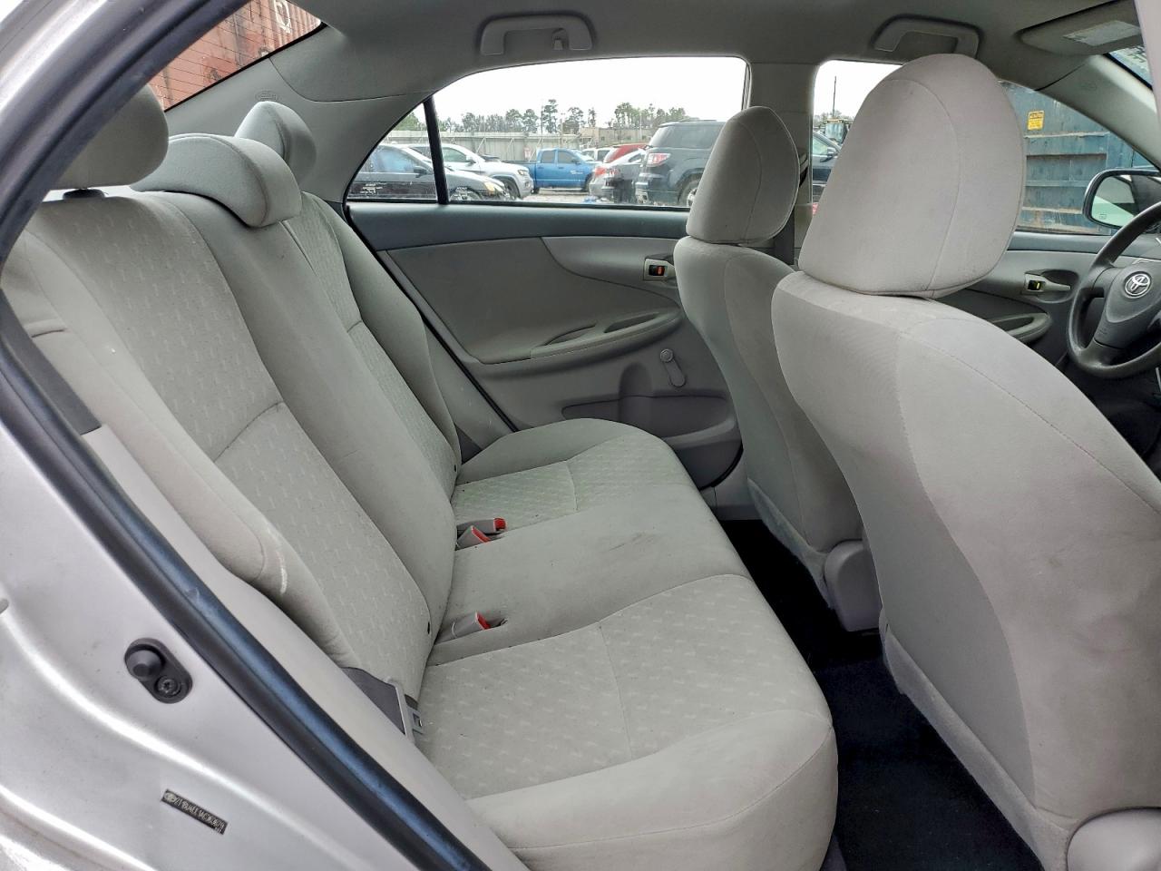 Toyota Corolla Base Image 9