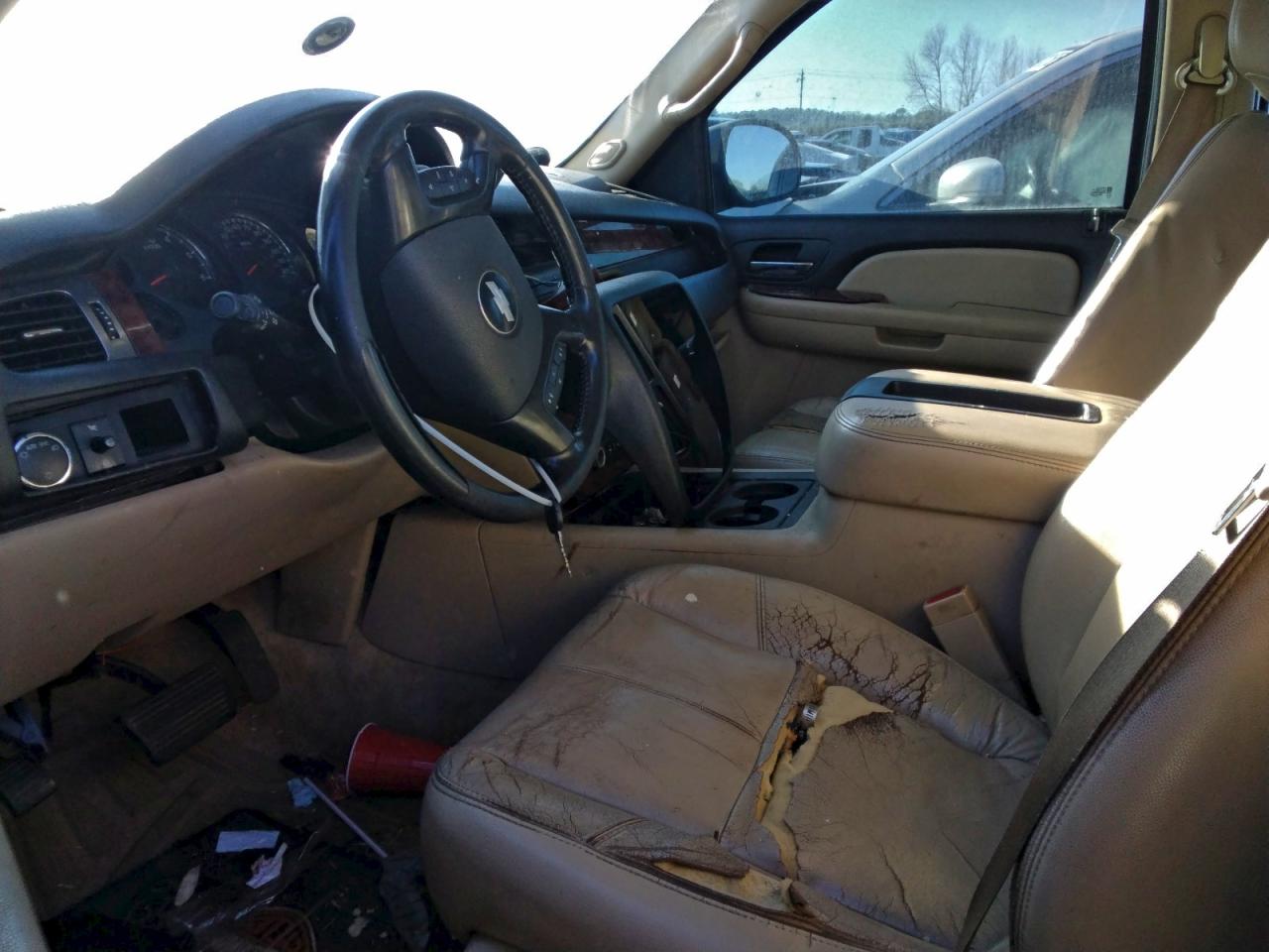 Chevrolet Suburban C1500 Image 5