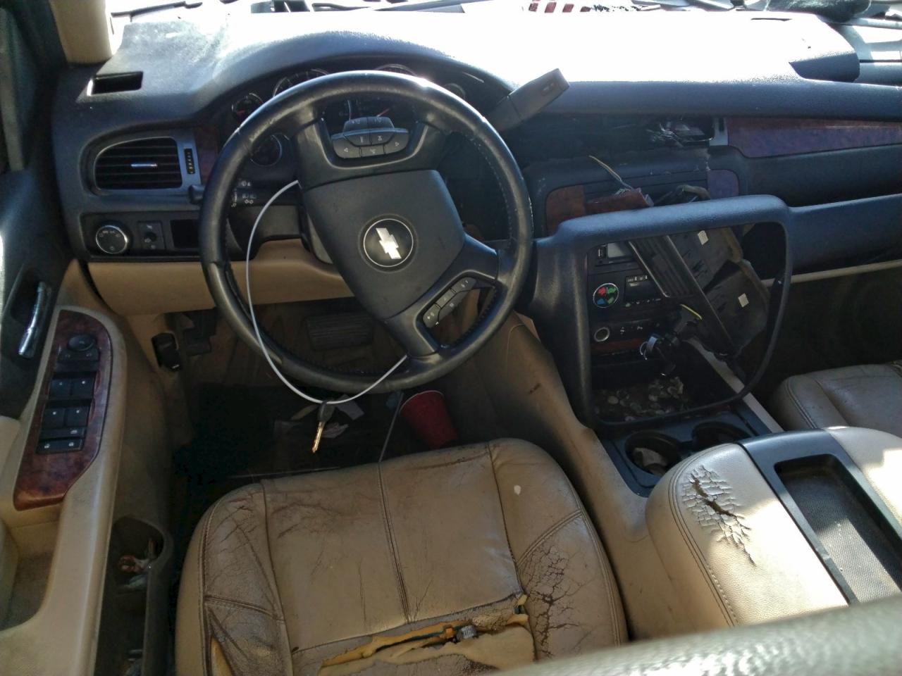 Chevrolet Suburban C1500 Image 4