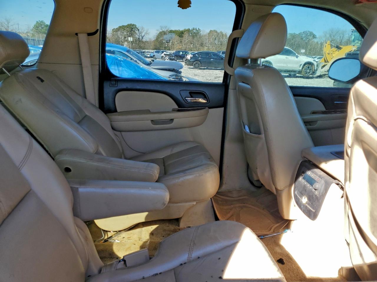 Chevrolet Suburban C1500 Image 7