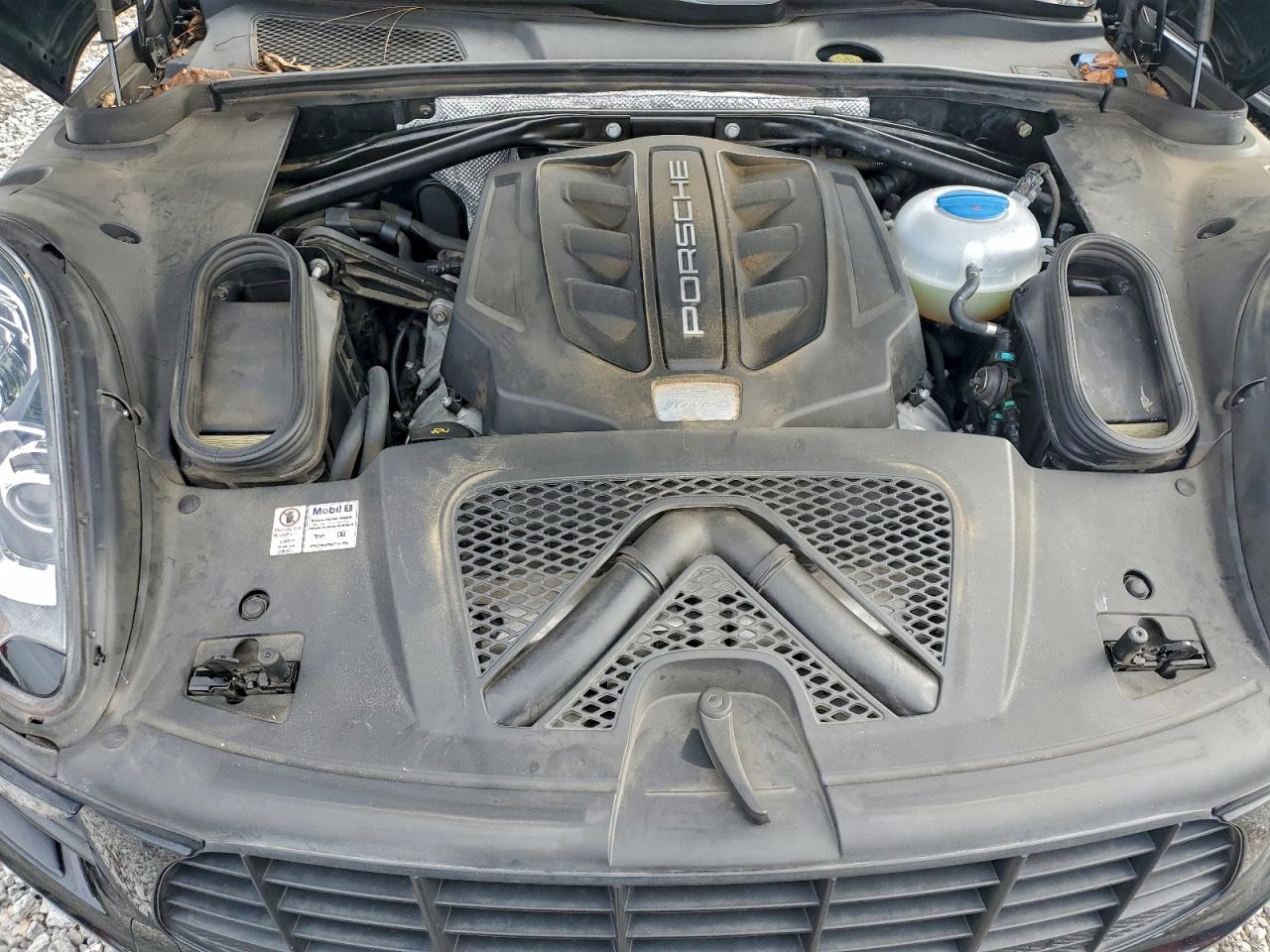 Porsche Macan S Image 10