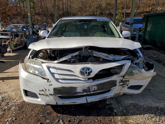 Toyota Camry Base Image 2