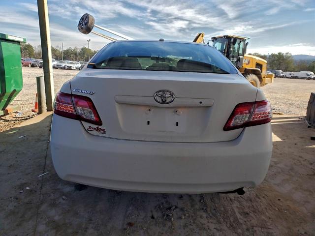 Toyota Camry Base Image 3